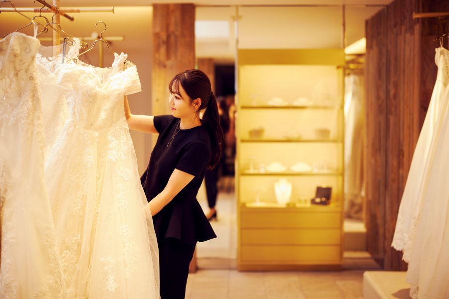 高見株式会社　求人　ドレススタイリスト