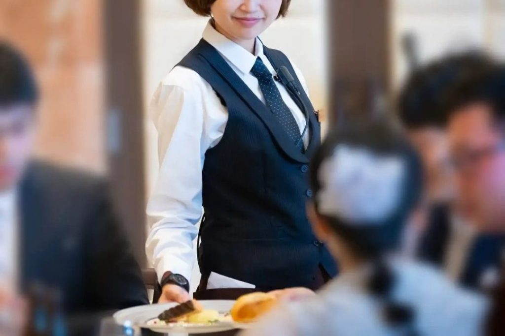 株式会社エメラージュ　求人　サービス