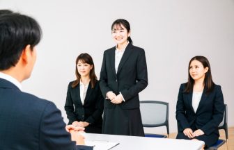 ホテル　面接　評価　服装