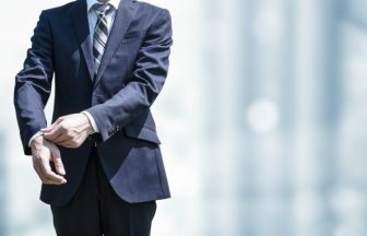 ホテル　制服　身だしなみ