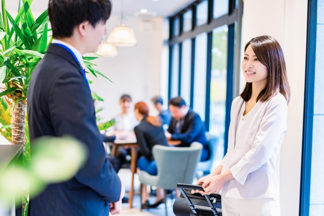 ホテルマン 仕事内容 フロント 1日の流れ